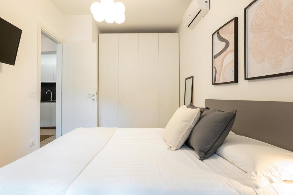 Urban Oasis with Patio Labicana Apartment near Termini - 2