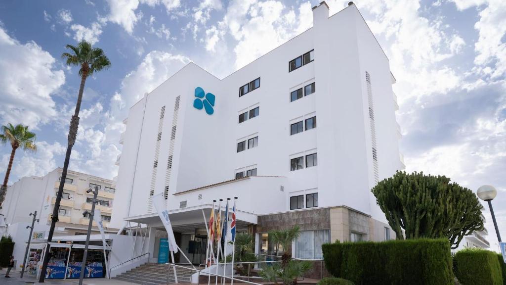 BLUESEA Anba Romaní — Hotel building in Cala Millor, Balearic Islands