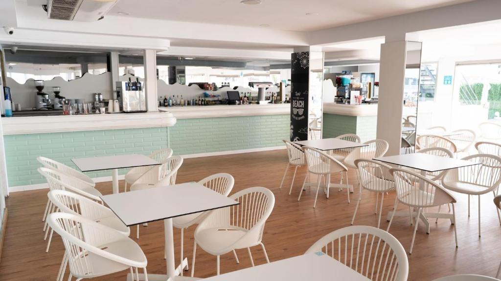 BLUESEA Anba Romaní — Restaurant & bars in Cala Millor, Balearic Islands