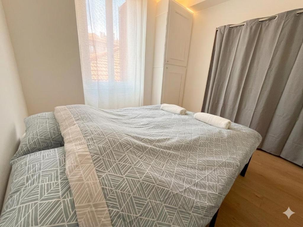 T2 Haussmannien rénové avec charme et modernité - 2