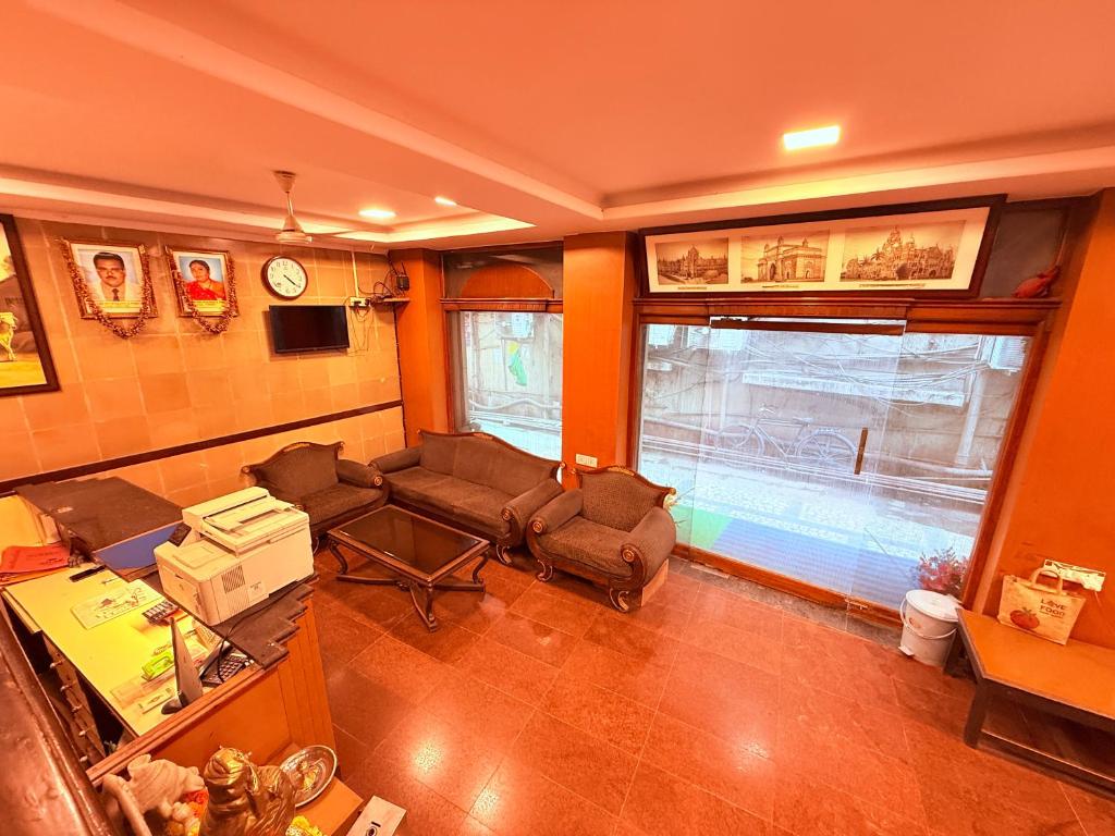 シヴサガル レジデンシー ザヴェリ バザール (ShivSagar Residency Zaveri Bazaar) フロント・ロビー