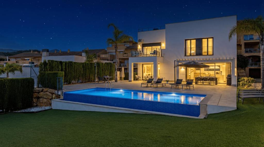 VACATION MARBELLA I Villa De La Resina, Infinity Pool, 24-7 Security, Rooftop Solarium, BBQ, Golf Community, Africa Views - 1