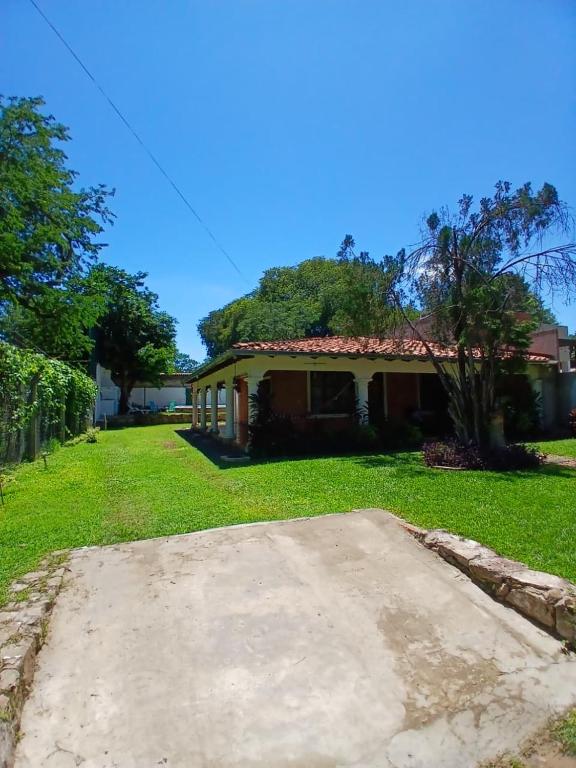 Casa familiar estilo colonial a metros del lago - 3