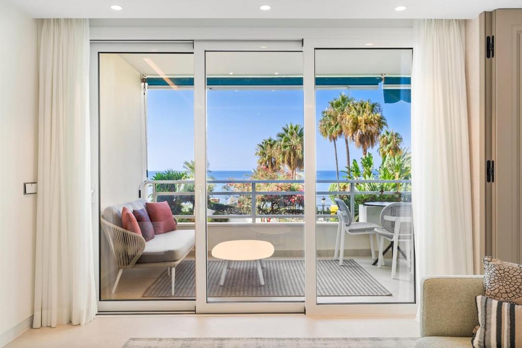 Modern Beachfront 2-Bedroom Apartment - 5