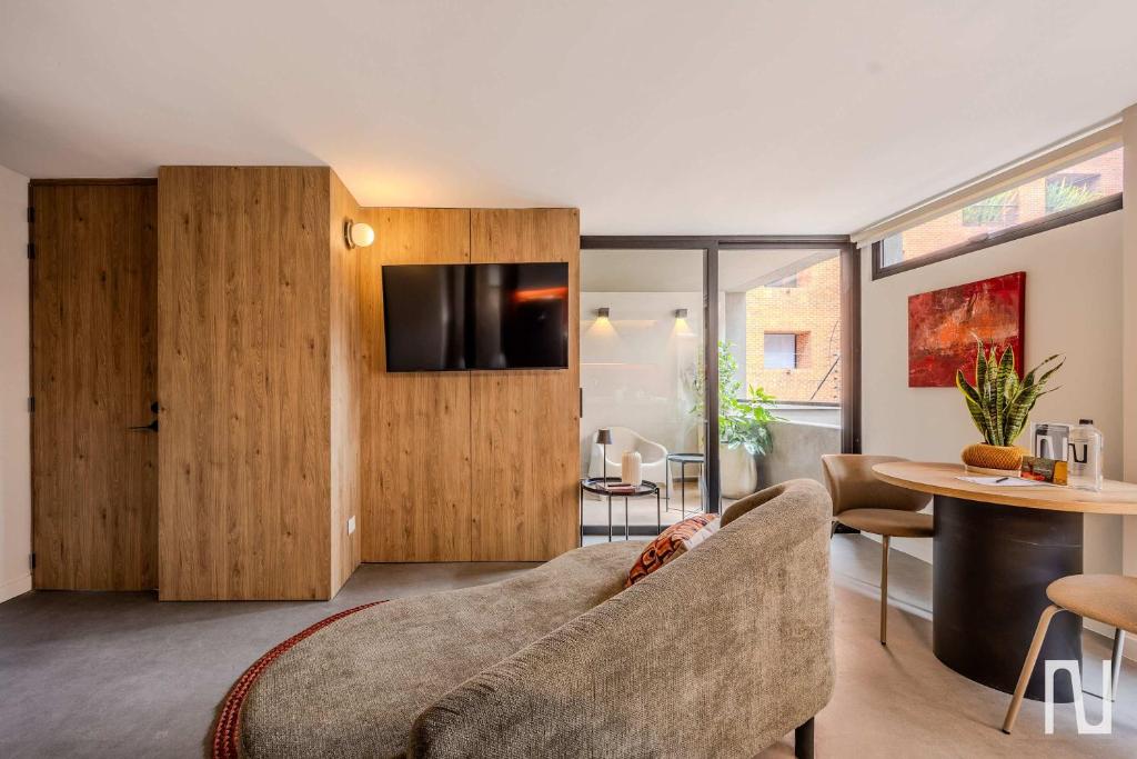 NOK Elegant 3BR Stay with Balcony at Bogota - 1
