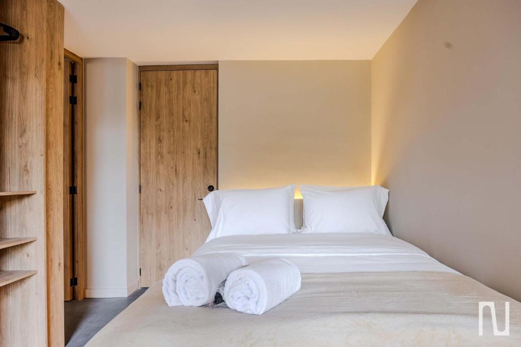 NOK Elegant 3BR Stay with Balcony at Bogota - 5