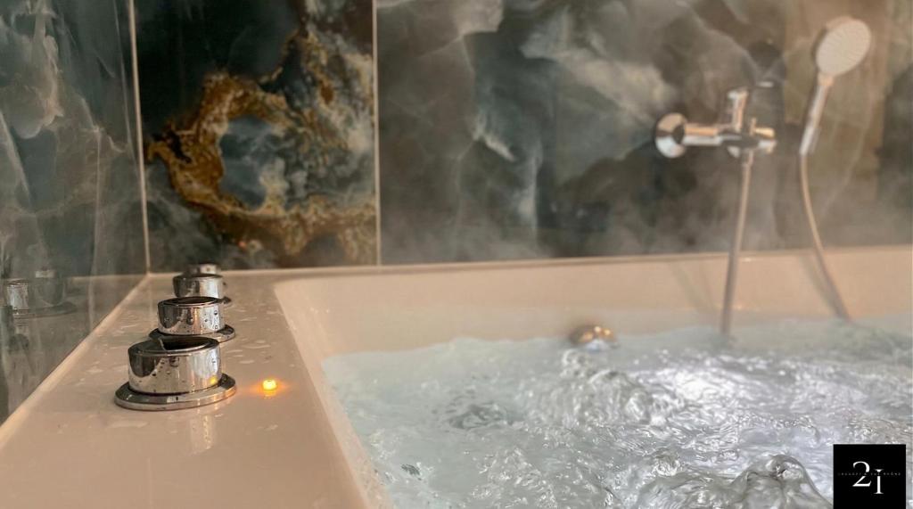 LE 21 - Suite SPA Premium - Jacuzzi Privatif & Vue Rhône - 5