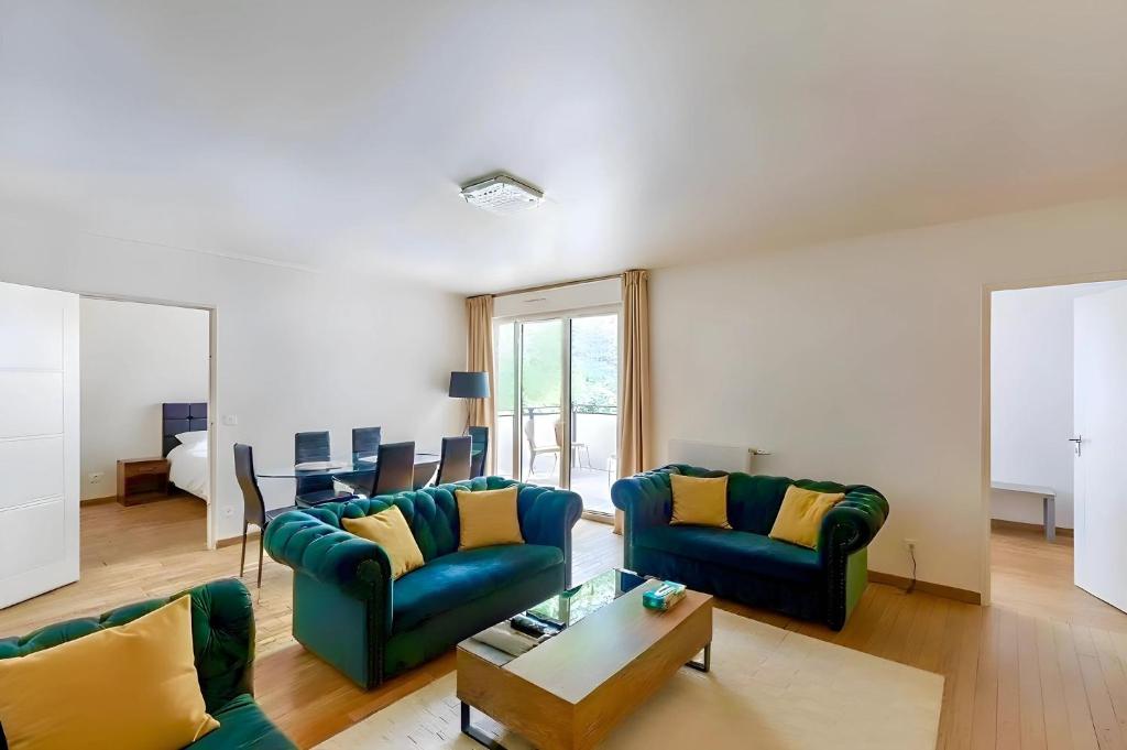 Eiffel Tower - Spacious 4BR - Sleeps 8 - 4