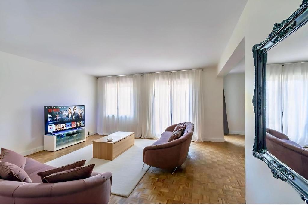 Eiffel View - Spacious 3BR - Sleeps 9 - Terrace - 3