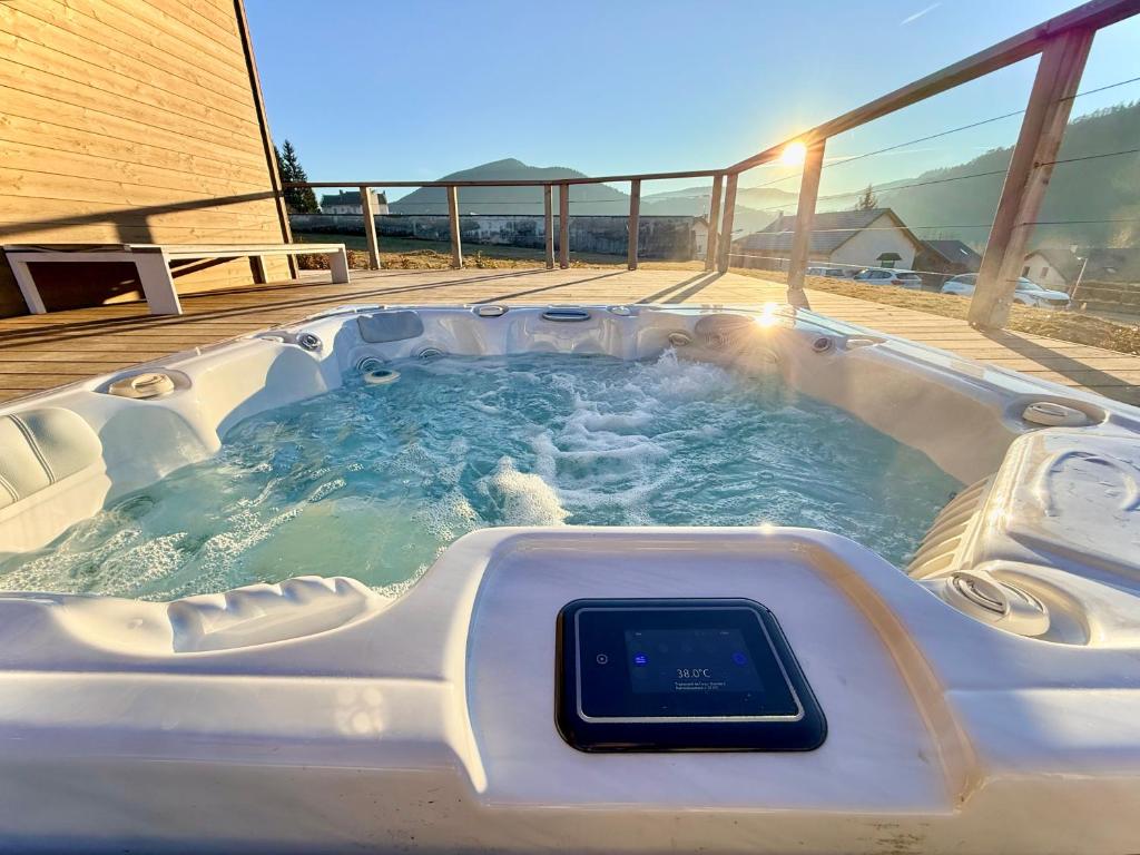 Chalet vue montagne, jacuzzi, au cœur du village - 3