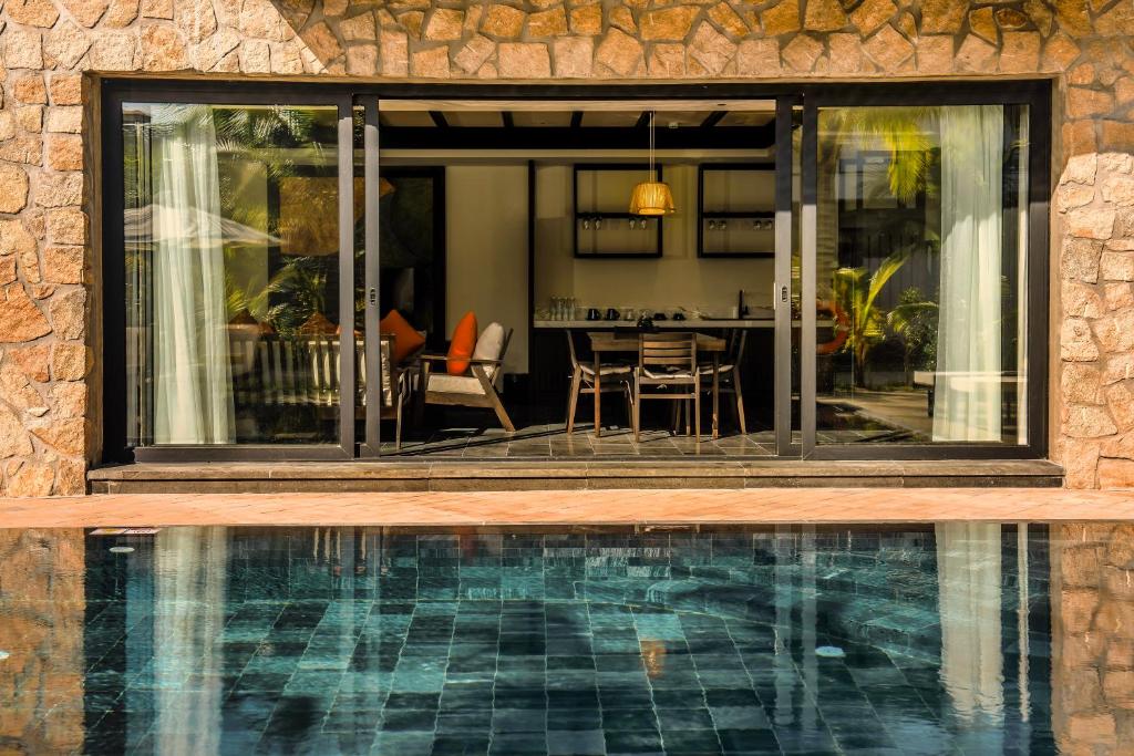 so sánh Oceanfront Nha Trang và villa Bãi Dài Cam Ranh