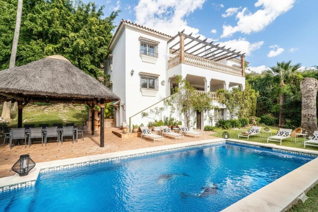 Andalusian Sun Villa with Private Pool & BBQ - EaW Homes - 1