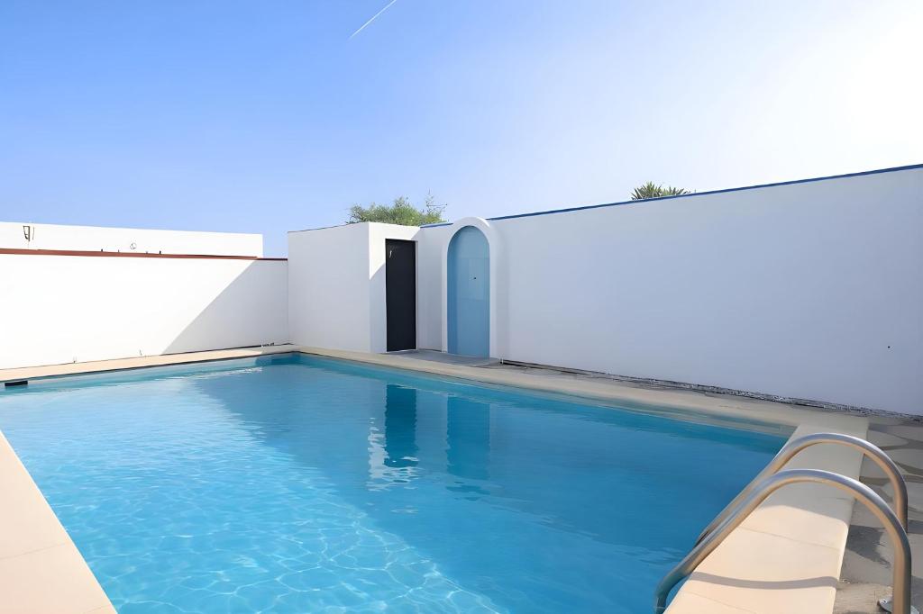 Chalet con piscina aceptamos solo familias con piscina privada y Jardin - 2
