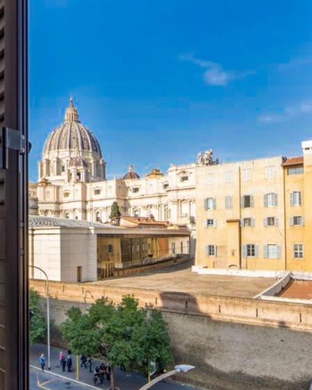 Room with Direct View of St Peter's Basilica - 1