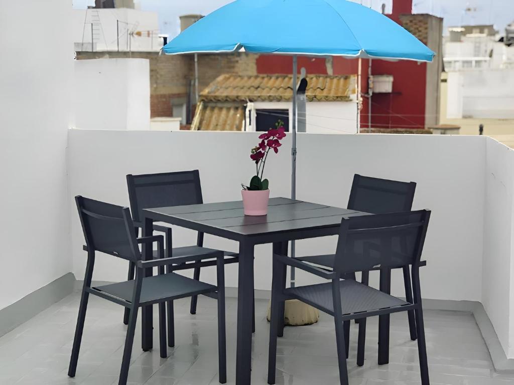 Apartamento con WiFi y terraza cerca del centro y la playa - 1