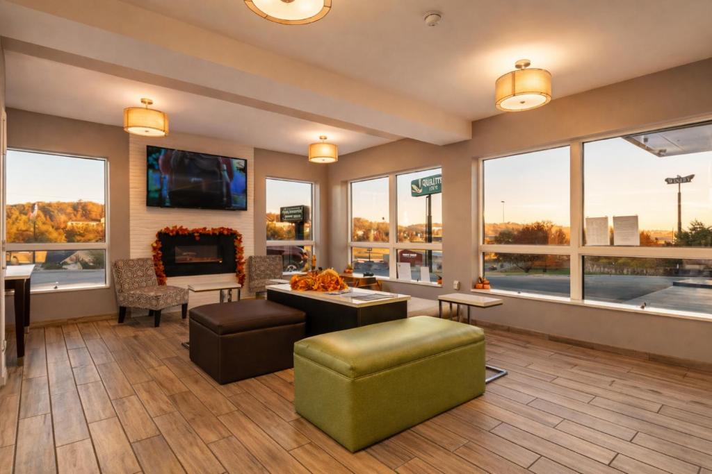 Quality Inn Kodak Sevierville 共用ラウンジ/TVエリア