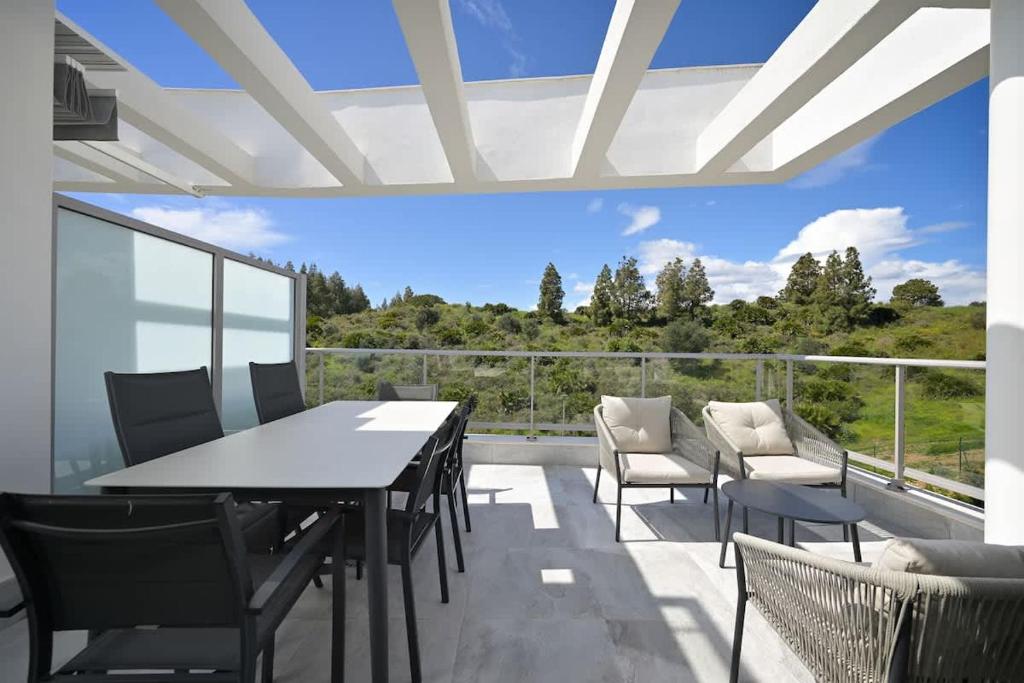 Bright Modern Apartment with Stunning Natural Views - 4