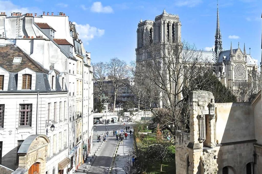 Charming Two Bedroom with AC At Notre - Dame - 1