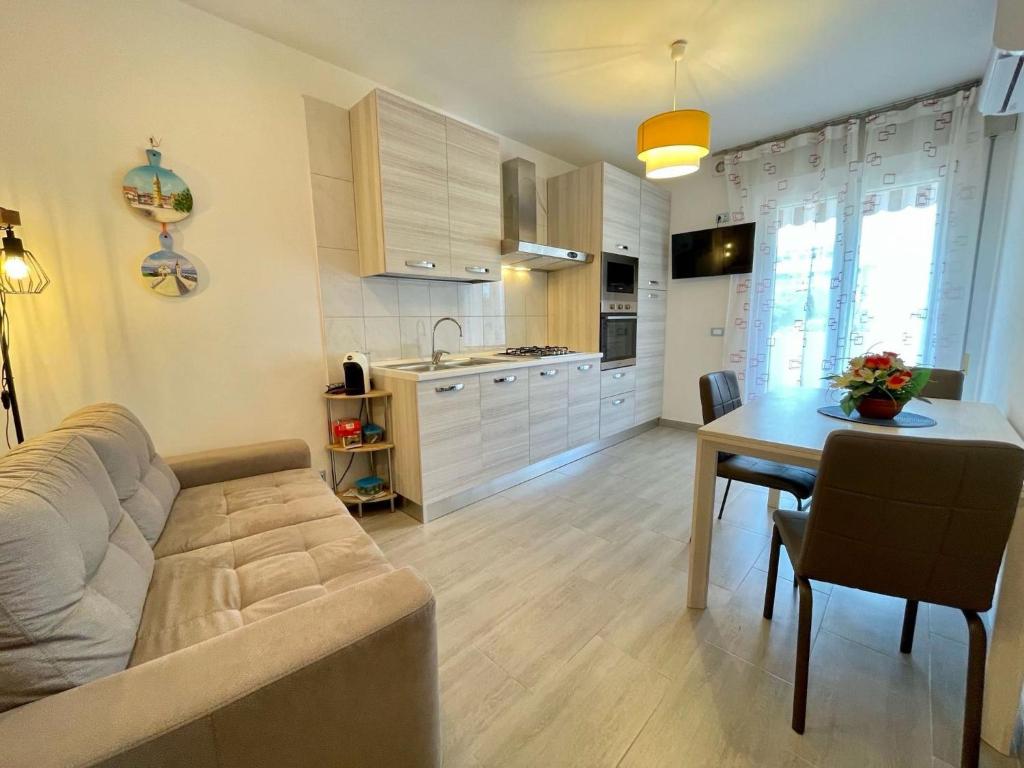 Bright apartment with balcony - 2