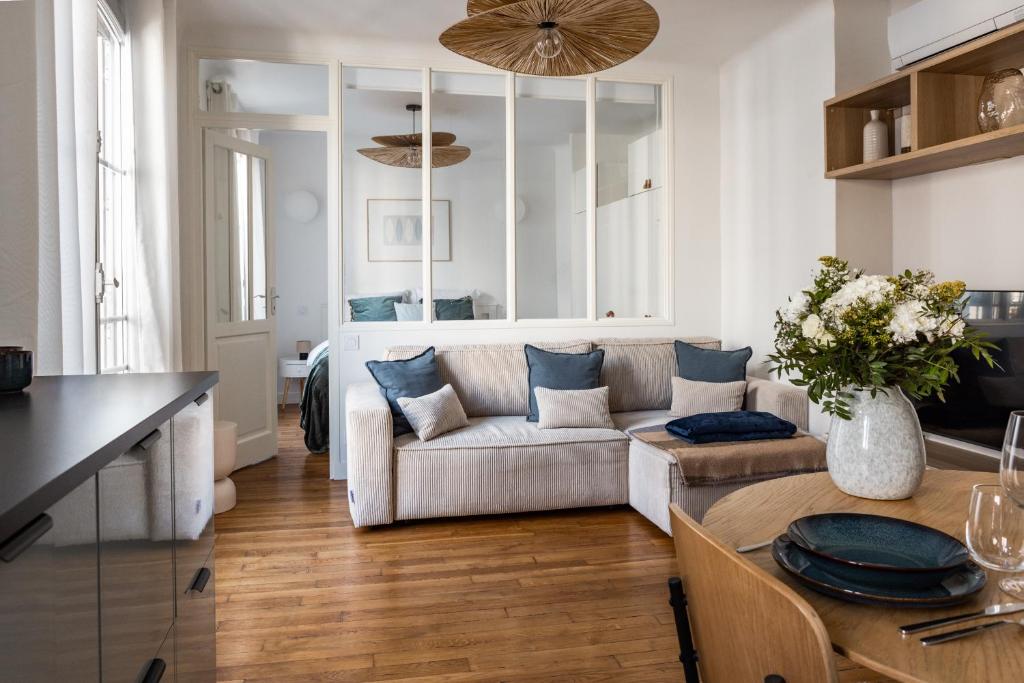 Elegant Sunlit Flat with Balcony near Parc Monceau - B94 - 3
