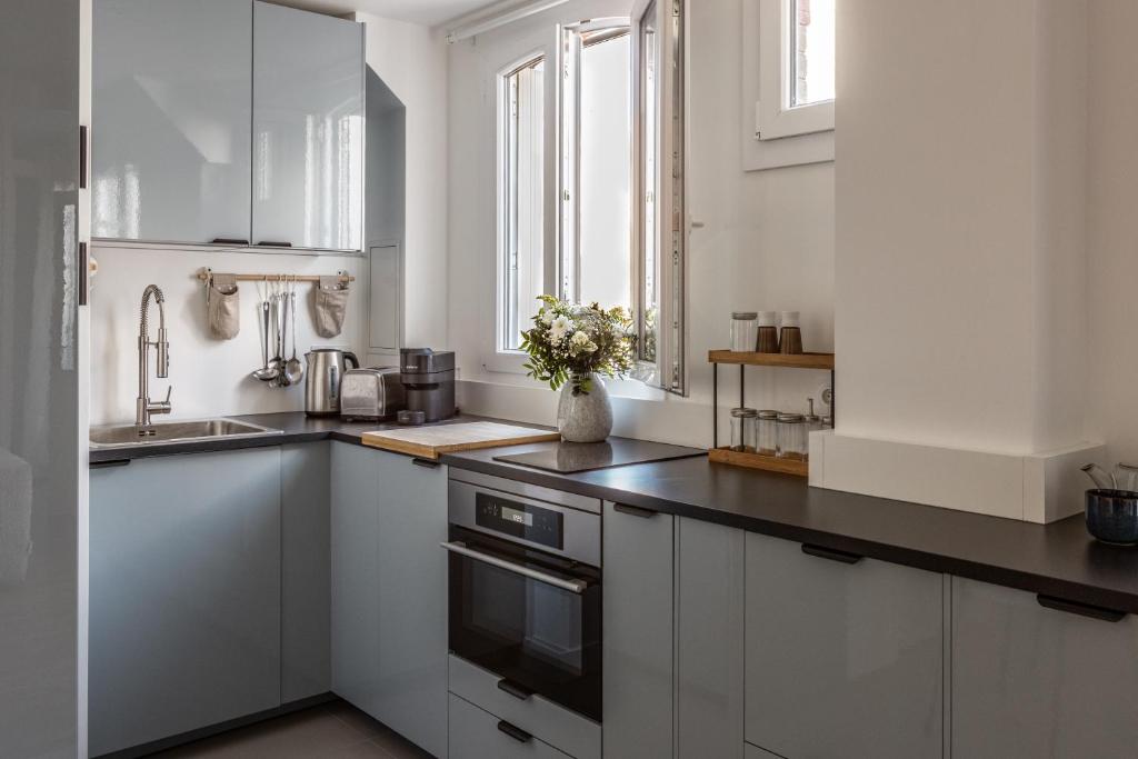 Elegant Sunlit Flat with Balcony near Parc Monceau - B94 - 5