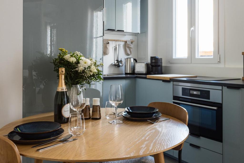 Elegant Sunlit Flat with Balcony near Parc Monceau - B94 - 4
