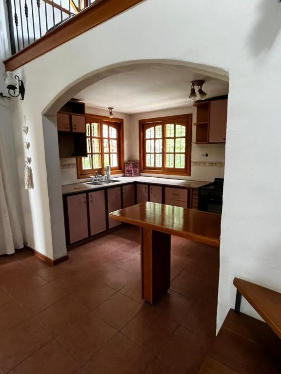 Casa privada con parque extenso, pileta, quincho, parilla y fogon - 4