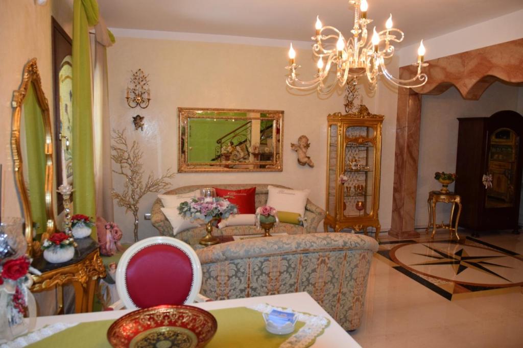 Queen's Luxurious House - 4