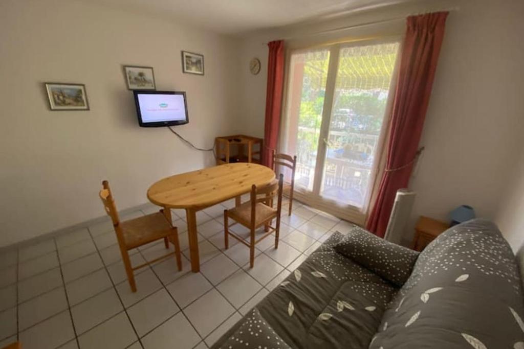 Air-conditioned studio with balcony in St-Raphaël - 1