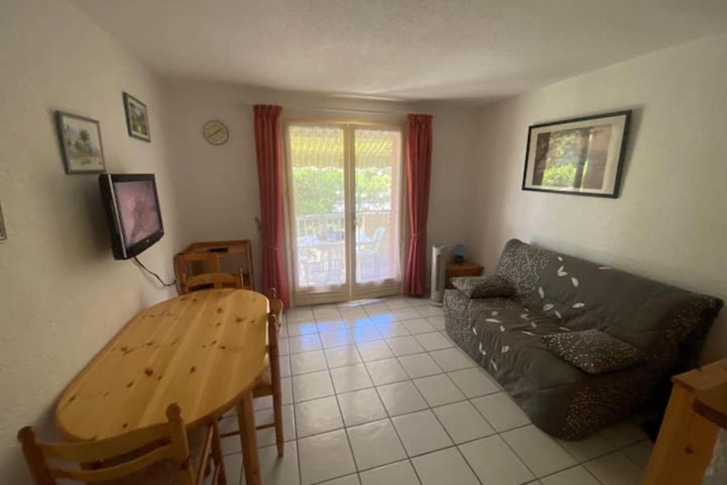 Air-conditioned studio with balcony in St-Raphaël - 2