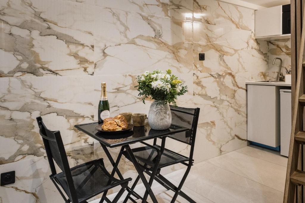 Cosy room inside Batignolles - L60 - 2