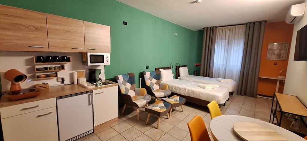 Budget Stay + Private Parking - 3