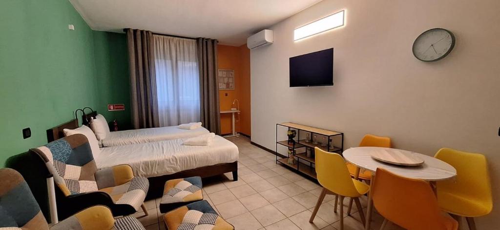 Budget Stay + Private Parking - 4