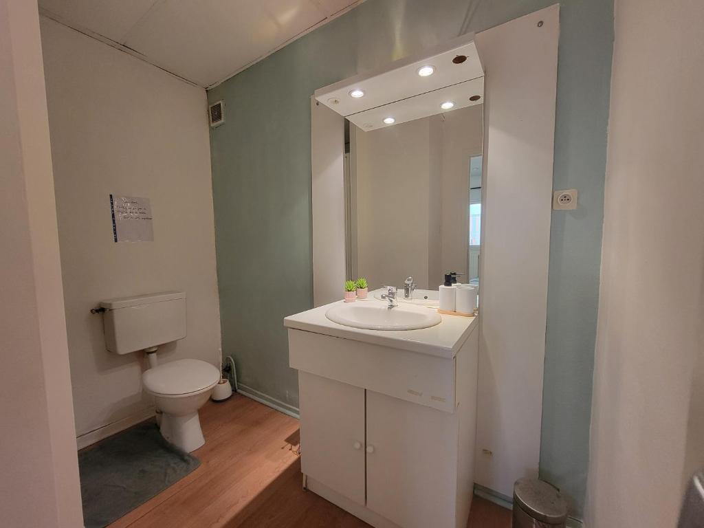 Separate Bright Double Room - Center & Castle - Shared Kitchen & Private Bathroom - 3