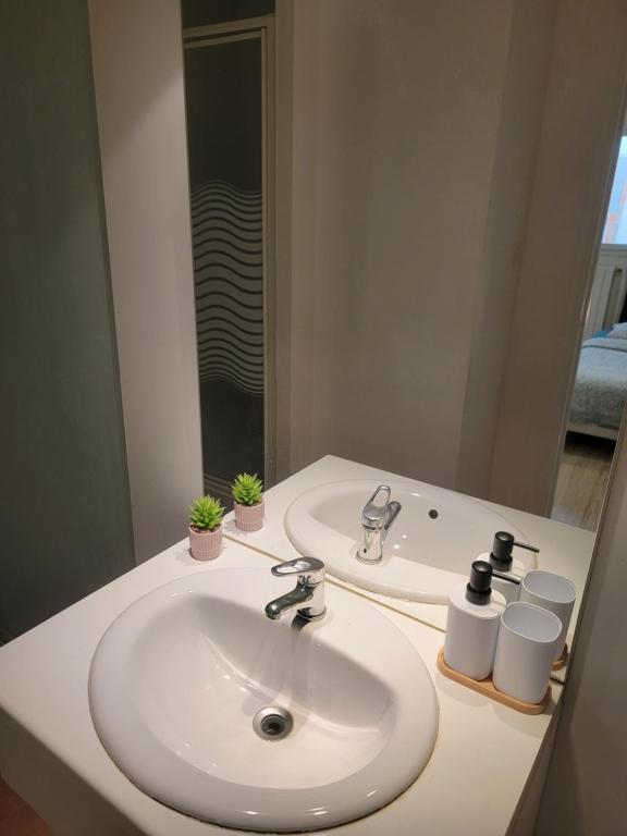 Separate Bright Double Room - Center & Castle - Shared Kitchen & Private Bathroom - 4