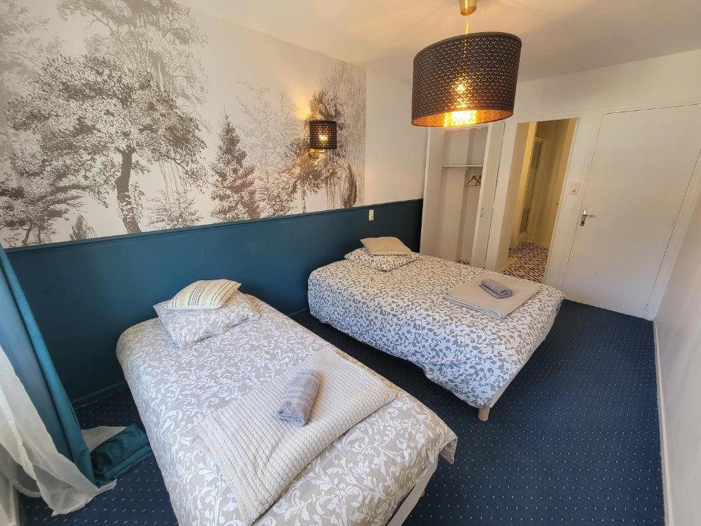 Chambre Triple Vue sur Château de Lourdes - Cuisine Partagée et Salle de Bain Privative - 1