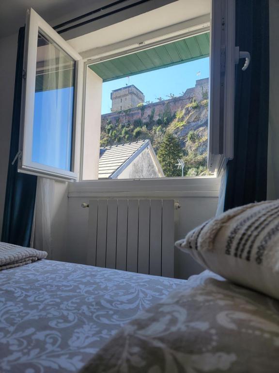 Chambre Triple Vue sur Château de Lourdes - Cuisine Partagée et Salle de Bain Privative - 3