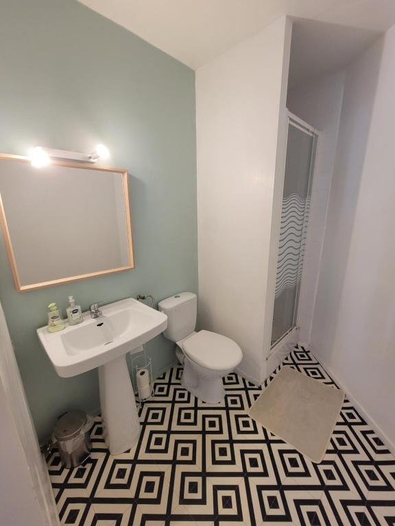 Chambre Triple Vue sur Château de Lourdes - Cuisine Partagée et Salle de Bain Privative - 4