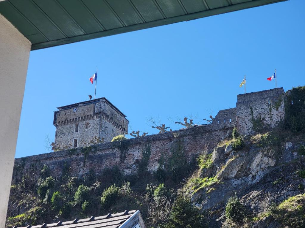 Chambre Triple Vue sur Château de Lourdes - Cuisine Partagée et Salle de Bain Privative - 5