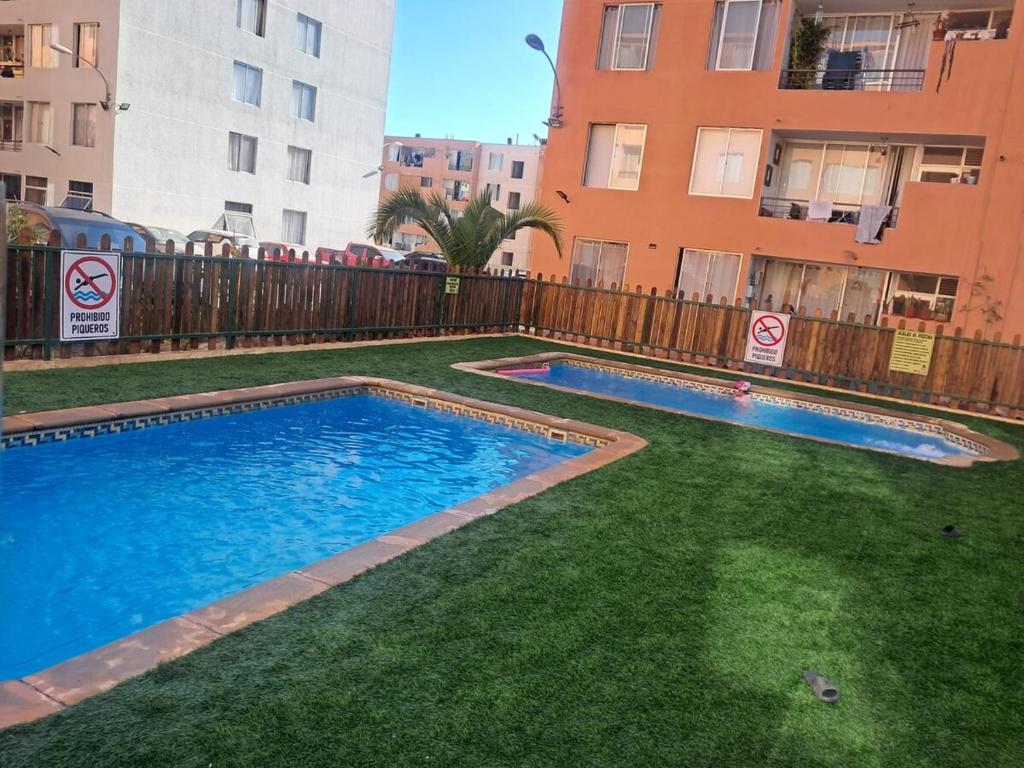 Cómodo depto en condominio con piscina y parking - 2