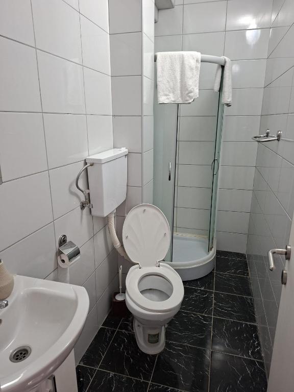 Bela Ruza Rooms For Rent Near Airport - 2