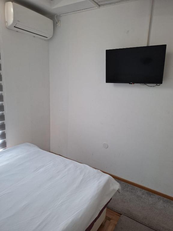 Bela Ruza Rooms For Rent Near Airport - 4