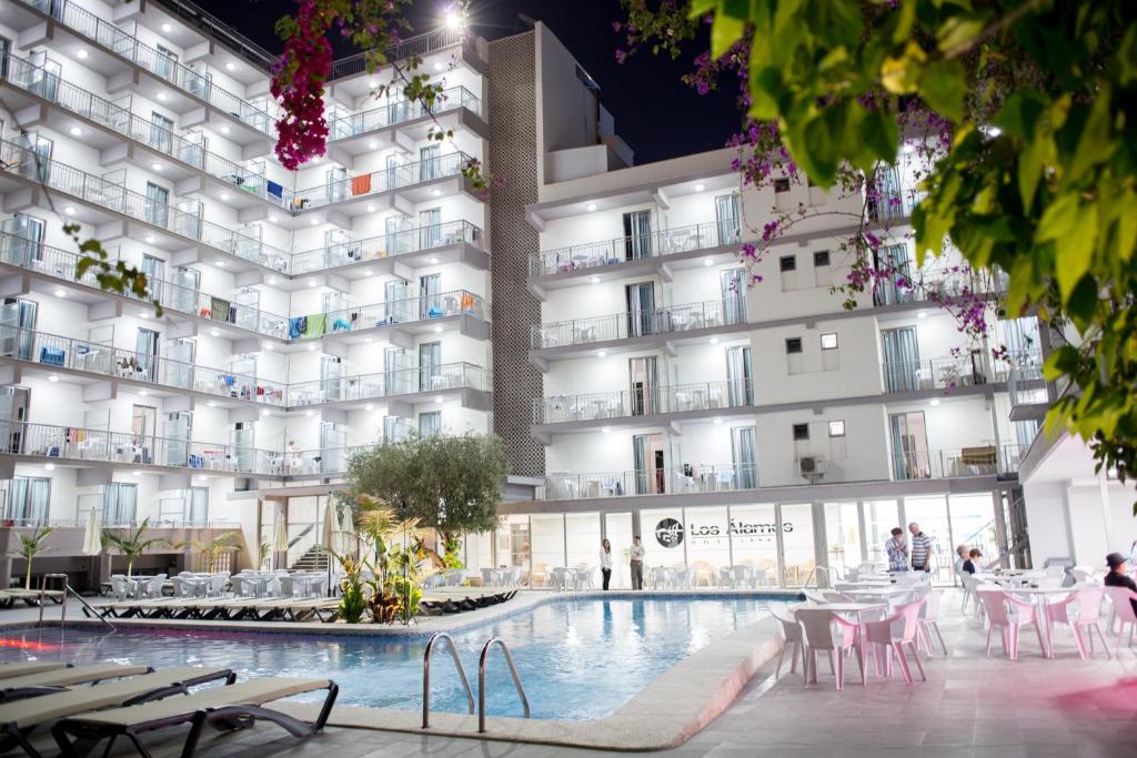 Los Álamos — Hotel building in Benidorm, Valencian Community