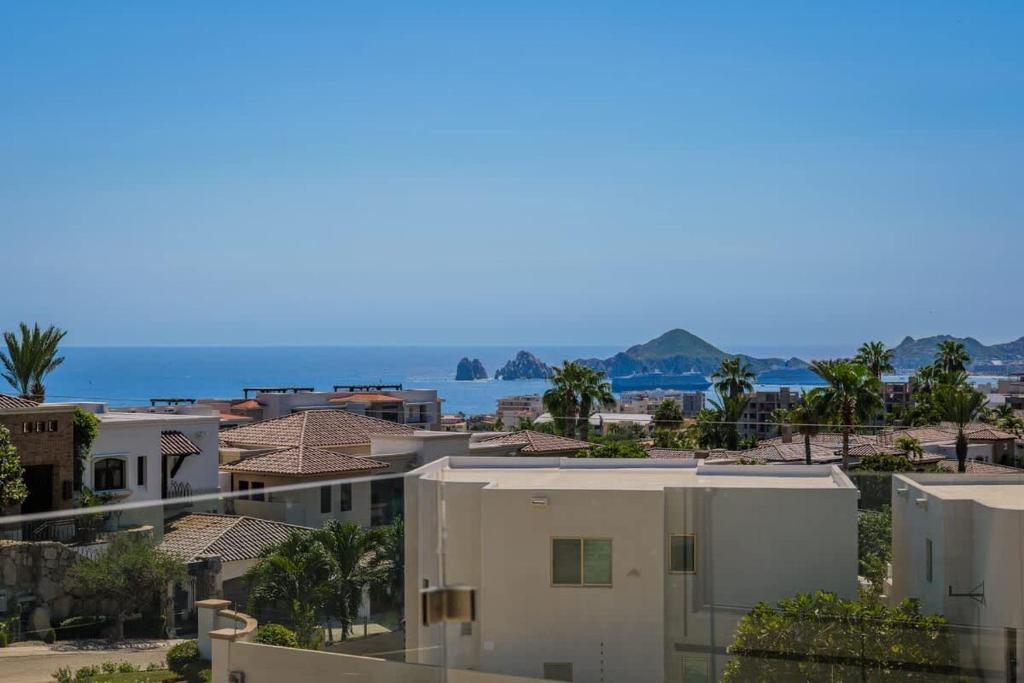 Modern 2BR with Stunning Arch and Sunset Views - 2