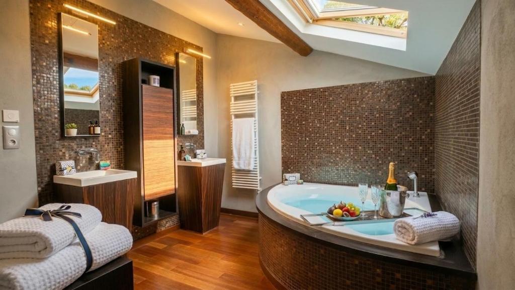 Luxe et charme Vieil Antibes 80m2 Clim Parking plages à pieds - 3