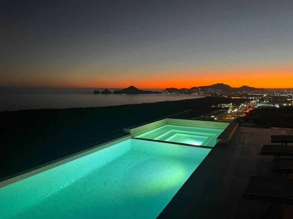 Arch View Luxury Condo with Heated Rooftop Pool and Jacuzzi - 1