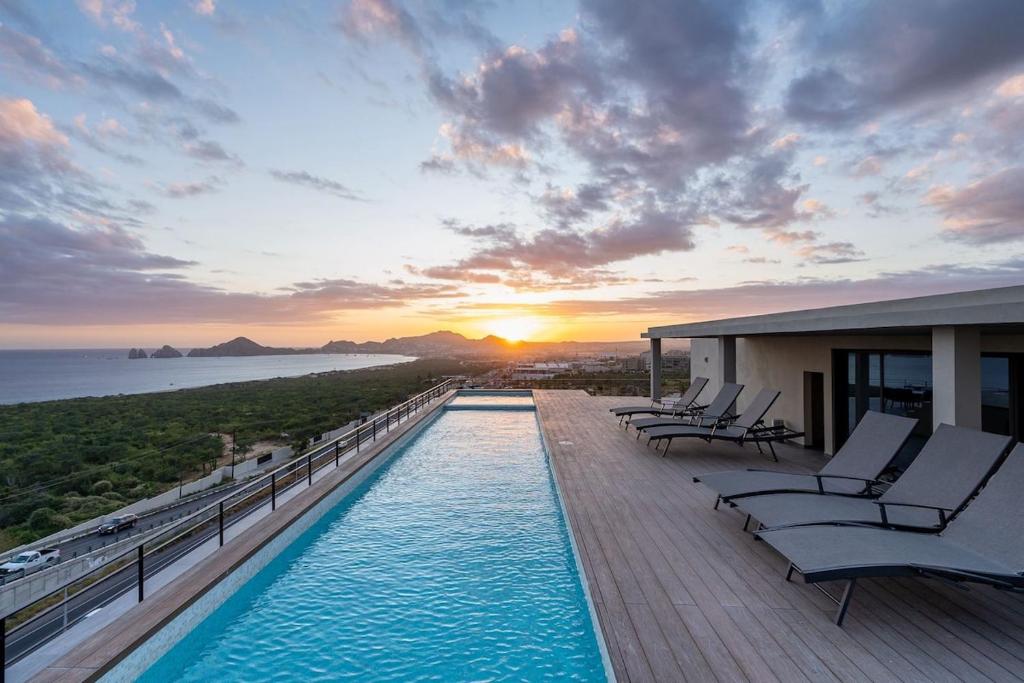 Arch View Luxury Condo with Heated Rooftop Pool and Jacuzzi - 4