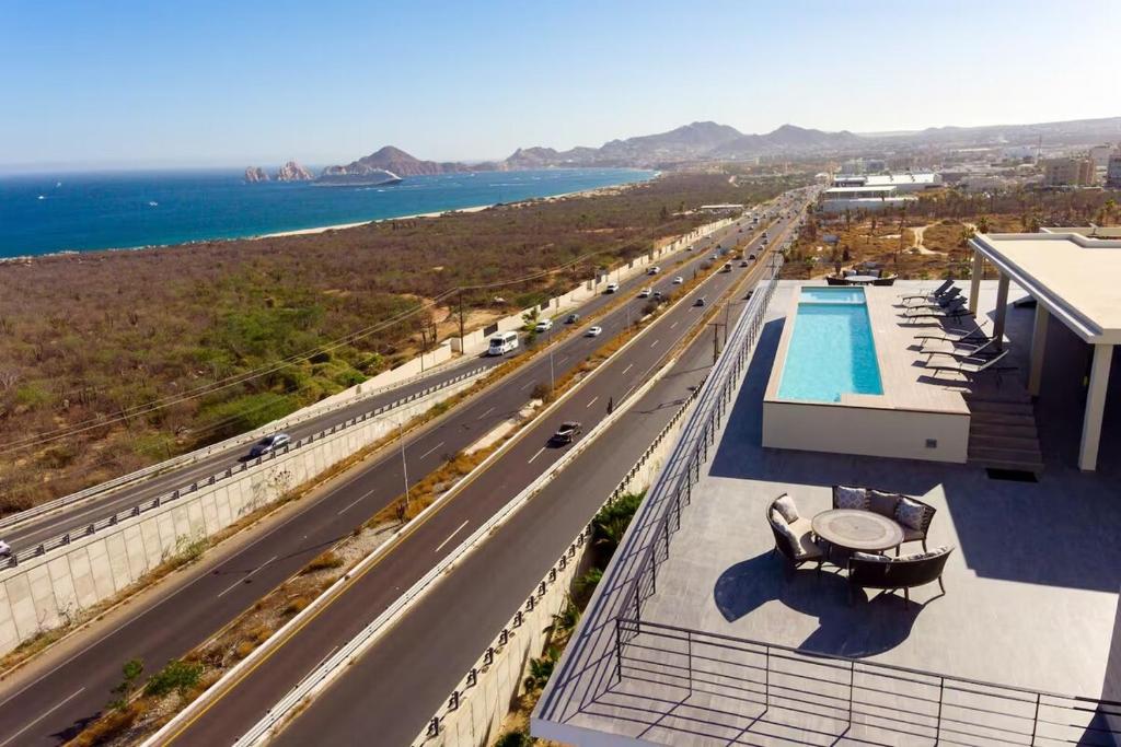 Arch View Luxury Condo with Heated Rooftop Pool and Jacuzzi - 3