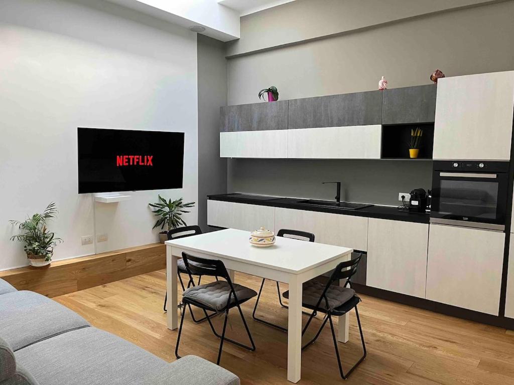 Central Modern Apartment - 3