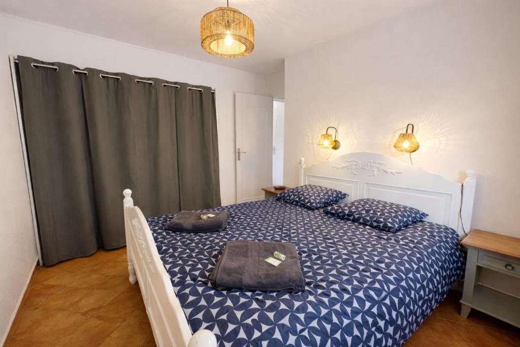 VILLA CONSTANCE - Swimming pool & Parking - sleeps 8 - 4